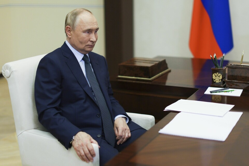 Russland har avfyrt en ny type mellomdistanserakett mot Ukraina, bekrefter president Vladimir Putin og sier at det var et svar på vestlig aggresjon. Russian President Vladimir Putin speaks with the head of Russian state space corporation Roscosmos Yuri Borisov during their meeting at Novo-Ogaryovo state residence outside of Moscow, Russia, Friday, Nov. 15, 2024. (Vyacheslav Prokofyev, Sputnik, Kremlin Pool Photo via AP)