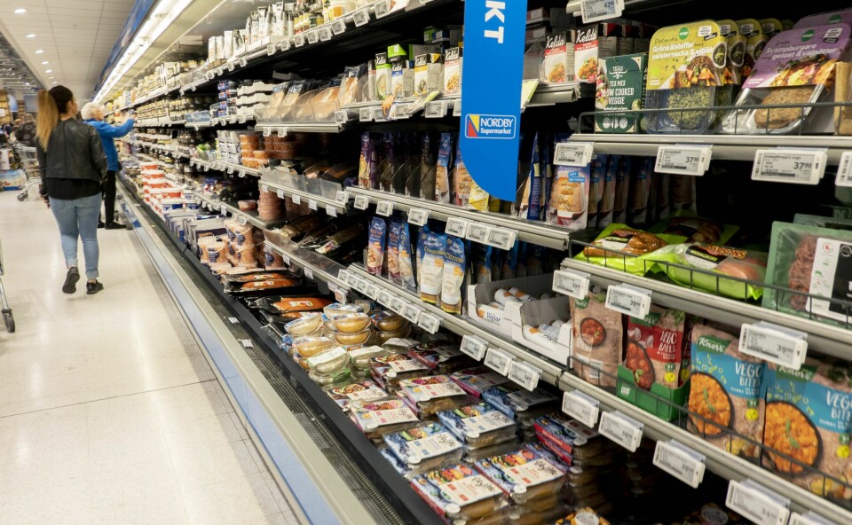 Mange lokkes over grensen for gode tilbud. Her fra Nordby Supermarket i Sverige. Prisene på drivstoff, strøm og matvarer har økt kraftig i Sverige det siste året, og inflasjonen var i juli fire ganger høyere enn Riksbankens inflasjonsmål. Foto: Geir Olsen / NTB