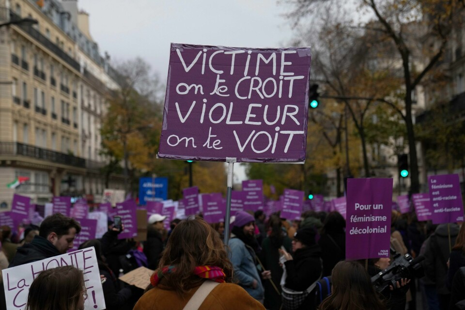 En demonstrant holder en plakat med teksten «Offer, vi tror deg. Voldsutøver, vi ser deg» under lørdagens demonstrasjon mot vold mot kvinner i Paris. En demonstrant holder en plakat med teksten «Offer, vi tror deg. Voldsutøver, vi ser deg» under lørdagens demonstrasjon mot vold mot kvinner i Paris. Foto: Thibault Camus / AP / NTB