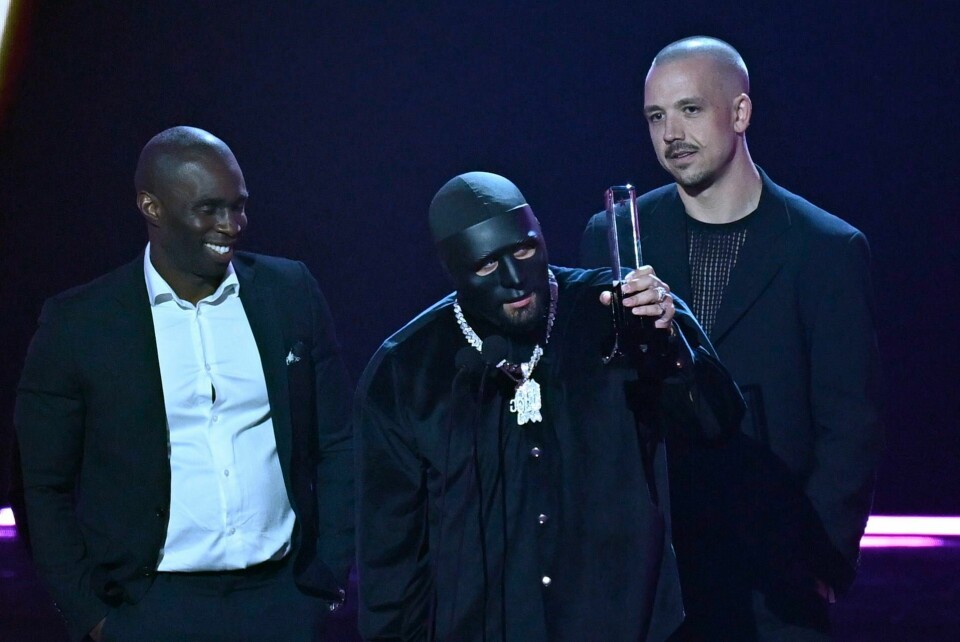 I mai vant rapperen C. Gambino (midten) prisen for Årets hiphop på den svenske Grammis-prisutdelingen. Måneden etter ble han skutt og drept. Her mottar den svenske rapperen C. Gambino, som alltid i ført svart maske, Grammispris for Årets hiphop i mai. Tirsdag ble han skutt og drept. Foto: Pontus Lundahl/TT / NTB