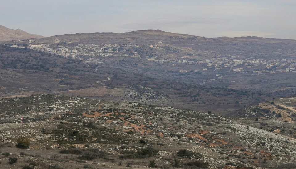 Landsbyen Hader kan ses på den andre siden av en buffersone mellom Syria og Israel. Bildet er tatt på de israelskokkuperte Golanhøydene. Landsbyen Hader kan ses på den andre siden av en buffersone mellom Syria og Israel. Bildet er tatt på de israelskokkuperte Golanhøydene. Foto: Matias Delacroix / AP / NTB