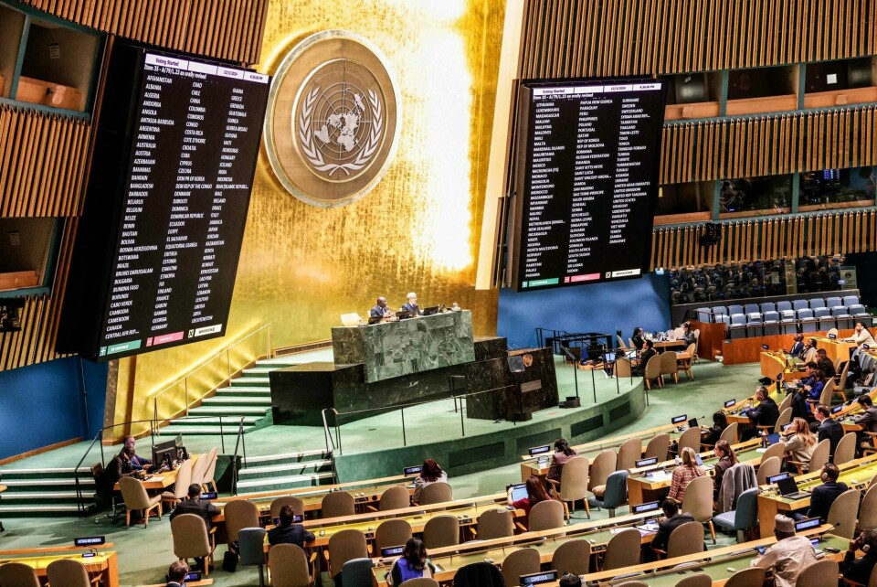 Et overveldende flertall i FNs hovedforsamling har stemt for en resolusjon om opprettelse av en paletinsk stat. A screen show the vote results from the resolution 'Peaceful settlement of the question of Palestine' at the General Assembly 46th plenary meeting on December 3, 2024, at UN headquarters in New York City. (Photo by Kena Betancur / AFP)