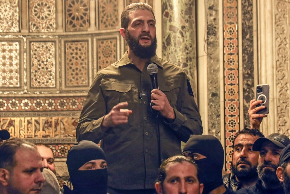 Folk som har bidratt til tortur og drap på innsatte i syriske fengsler, blir ikke benådet, sier opprørsleder Abu Mohammed al-Jolani. Opprørsalliansen han ledet, tok kontroll over Syria i helga. Lederen for opprørsalliansen Hayat Tahrir al-Sham (HTS), Abu Mohammed al-Jolani, talte søndag i Umayyad-moskeen i Damaskus etter Assad-regimets fall. Han har også nylig tatt i bruk sitt egentlige navn, Ahmed al-Sharaa. Foto: Omar Albam / AP / NTB