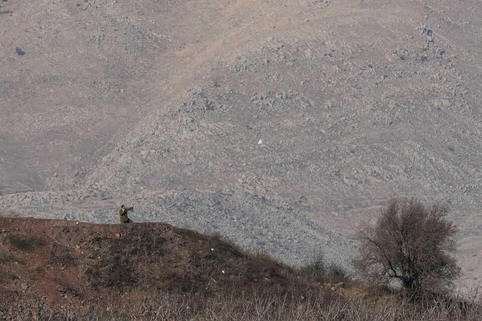En israelsk soldat flyr en drage langs den såkalte alfalinjen som skiller de israelskokkuperte Golanhøydene fra Syria. En israelsk soldat flyr en drage langs den såkalte alfalinjen som skiller de israelskokkuperte Golanhøydene fra Syria.