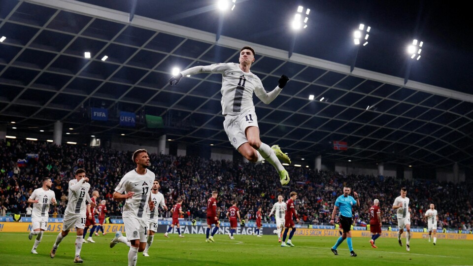 Slovenias stjernespiss Benjamin Sesko feiret scoring mot Norge, men gjorde som Erling Braut Haaland etter Østerrike-kampen og gikk forbi journalistene etter 1-4-tapet mot Norge. Slovenias stjernespiss Benjamin Sesko feiret scoring mot Norge, men gjorde som Erling Braut Haaland etter Østerrike-kampen og gikk forbi journalistene etter 1-4-tapet mot Norge.