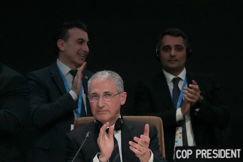 Mukhtar Babajev, Cop 29-president, klapper etter at avtalen er vedtatt. Ikke alle var like fornøyd. Mukhtar Babajev, Cop 29-president, klapper etter at avtalen er vedtatt. Foto: Joshua A. Bickel / AP / NTB