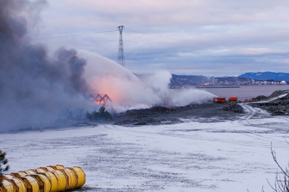 Nødetatene jobber fortsatt med å slukke brannen i industriområde i Bamble i Telemark fredag. Nødetatene jobber fortsatt med å slukke brannen i et industriområde i Bamble.Foto: Atle Storemyr / NTB