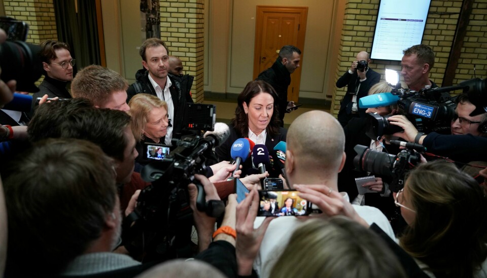 Nestleder Tonje Brenna (Ap) i vandrehallen i forbindelse med behandling av ny abortlov. Der fikk hun spørsmål om den økende kritikken mot Ap-leder og statsminister Jonas Gahr Støre. Nestleder Tonje Brenna (Ap) understreket gjentatte ganger at hun har fullt tillit til Jonas Gahr Støre som partileder og statsminister og at hun ikke kommer til å utfordre hans posisjon nå. Foto: Thomas Fure / NTB