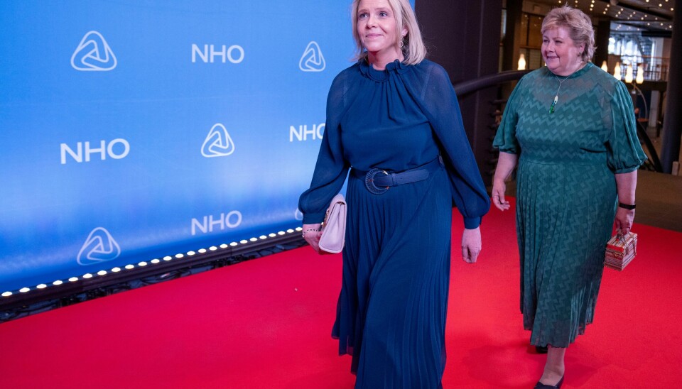 Frp-leder Sylvi Listhaug med Høyre-leder Erna Solberg på slep. Norsk høyreside går nå hånd i hånd med Donald Trump og hans høyrehånd Elon Musk inn i en framtid der alle hindre mot kapitalens frie flyt skal rives ned, skriver Lars West Johnsen. .