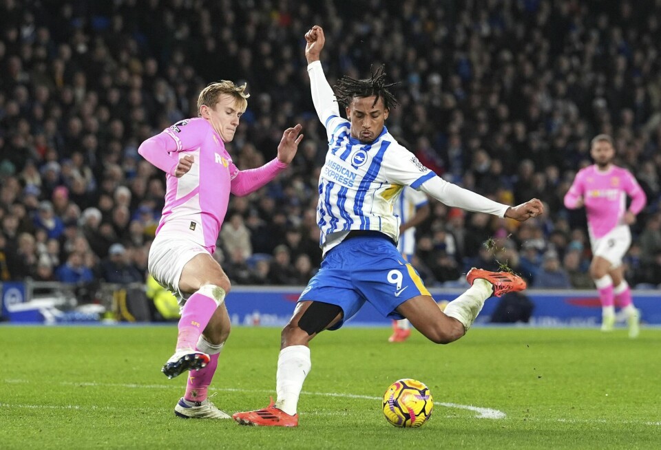 Southamptons målscorer Flynn Downes prøver å stoppe et skudd fra Brighton-spiller João Pedro i fredagens 1-1-kamp. Southamptons målscorer Flynn Downes prøver å stoppe et skudd fra Brighton-spiller João Pedro i fredagens 1-1-kamp. Foto: Gareth Fuller, AP / NTB