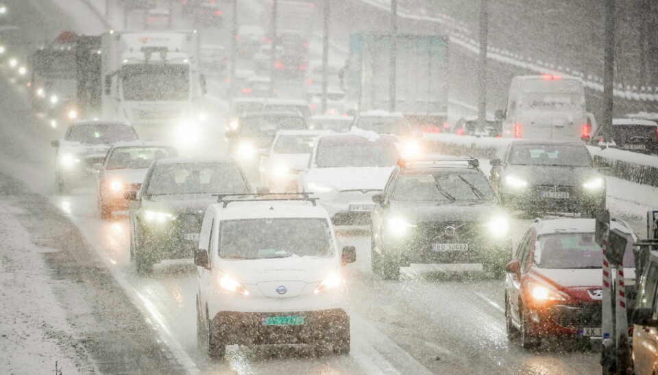 Antallet skademeldinger fra trafikken økte betydelig i forbindelse med snøværet tirsdag, ifølge tall fra forsikringsselskapet Gjensidige. Det er sendt ut flere farevarsler for onsdag. Meteorolog Unni Nilssen sier det kan bli kolonnekjøring noen steder.Foto: Ole Berg-Rusten / NTB