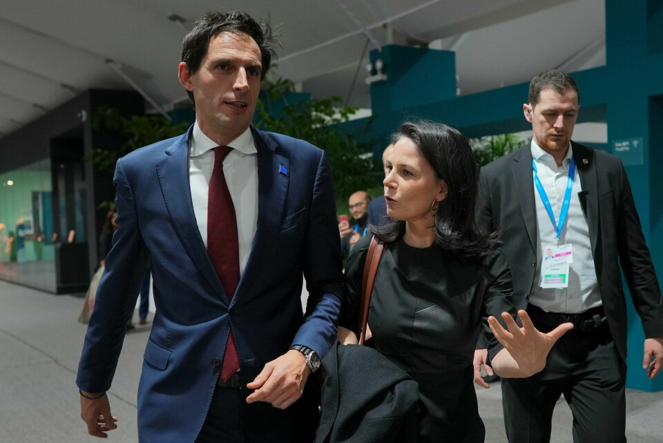 EUs klimakommissær Wopke Hoekstra og Tysklands utenriksminister Annalena Baerbock på vei gjennom møtelokalene i Baku lørdag. EUs klimakommissær Wopke Hoekstra og Tysklands utenriksminister Annalena Baerbock på vei gjennom møtelokalene i Baku lørdag. Foto: Peter Dejong / AP / NTB