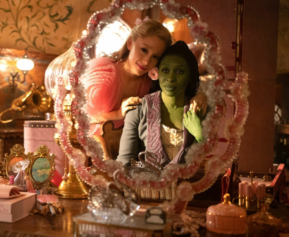 Ariana Grande, som Glinda, til venstre, og Cynthia Erivo, som Elphaba, i en scene fra filmen «Wicked». Ariana Grande, som Glinda, til venstre, og Cynthia Erivo, som Elphaba, i en scene fra filmen «Wicked».