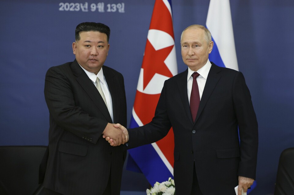 Nord-Koreas leder Kim Jong-un (t.v.) og Russlands president Vladimir Putin har styrket samarbeidet siden Russland invaderte Ukraina. Nordkoreanske soldater har vært i direkte strid med ukrainske soldater i den russiske regionen Kursk, ifølge sørkoreansk etterretning og ukrainske myndigheter. Nord-Koreas leder Kim Jong-un (t.v.) og Russlands president Vladimir Putin har styrket samarbeidet siden Russland invaderte Ukraina. Nordkoreanske soldater har vært i direkte strid med ukrainske soldater i den russiske regionen Kursk, ifølge sørkoreansk etterretning og ukrainske myndigheter. Foto: Vladimir Smirnov / Sputnik / Kreml / Pool via AP / NTB