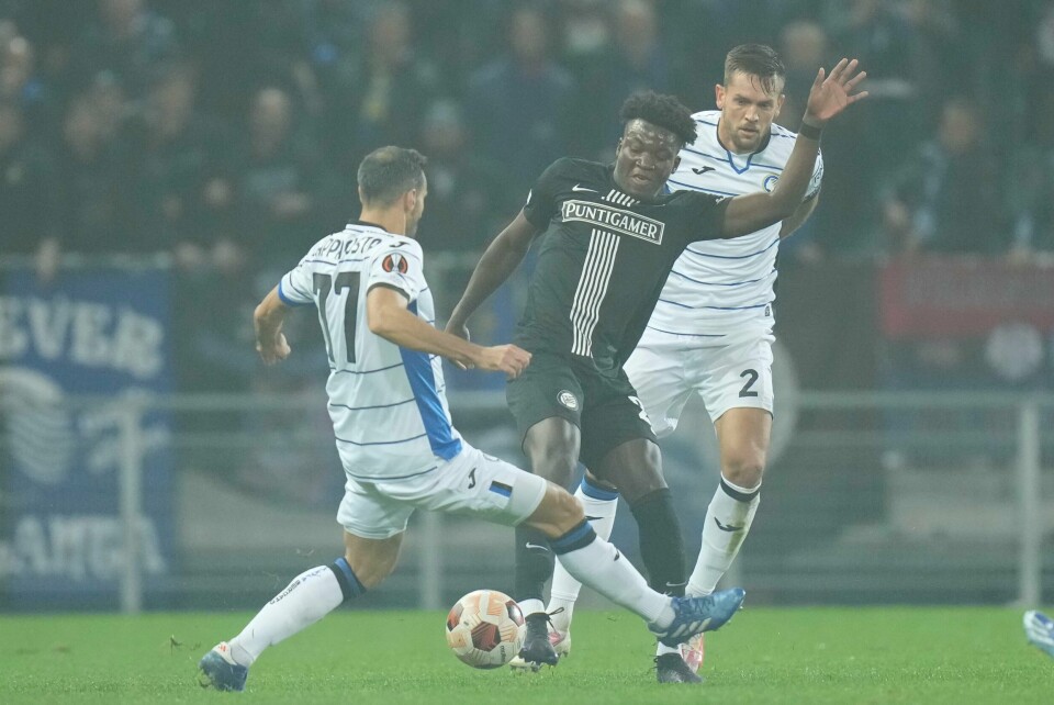 Seedy Jatta, her i aksjon mot Atalanta i europaligaen sist sesong, var svært delaktig da Sturm Graz slo Girona. Seedy Jatta, her i aksjon mot Atalanta i europaligaen sist sesong, var svært delaktig da Sturm Graz slo Girona. Foto: Darko Bandic / AP / NTB