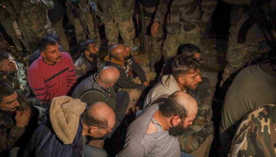 Det som skal være syriske regjeringssoldater og allierte av dem, sitter på et gulv etter å ha blitt tatt til fange av opprørere i Aleppo. Det som skal være syriske regjeringssoldater og allierte av dem, sitter på et gulv etter å ha blitt tatt til fange av opprørere i Aleppo. Foto: Omar Albam / AP / NTB