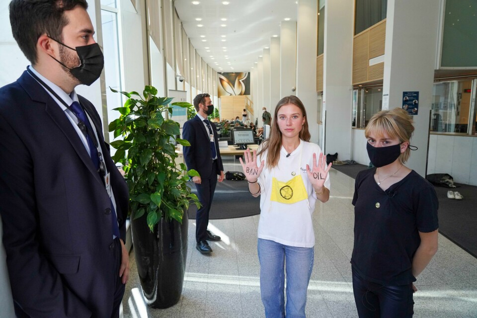 Aktivister fra Extinction Rebellion satte seg ned i resepsjonsområdet i Olje- og energidepartementet mandag 23. august 2021. Aktivister fra Extinction Rebellion satte seg ned i resepsjonsområdet i Olje- og energidepartementet mandag 23. august 2021. Foto: Ole Berg-Rusten / NTB