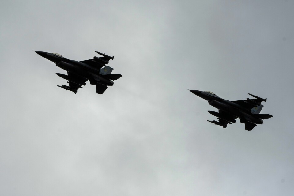 Ukrainske F-16 i lufta over Ukraina. Norge skal trene ukrainske F-16-piloter. Moldova vil ikke tilby basefasiliteter for ukrainske F-16-kampfly som skal brukes i krigen mot Russland. Foto. Efrem Lukatsky