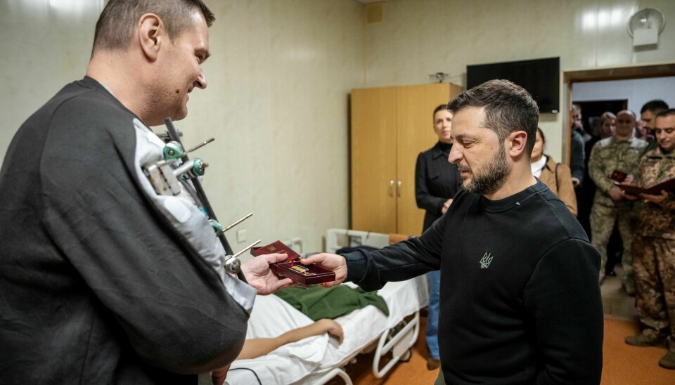 Ukrainas president Volodymyr Zelenskyj besøker et sykehus med sårede soldater i Kyiv. Ukrainas president Volodymyr Zelenskyj besøker et sykehus med sårede soldater i Kyiv. Foto: Mads Claus Rasmussen / Ritzau Scanpix via AP / NTB