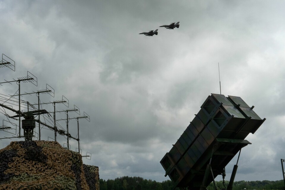 Et Patriot luftvernssystem utplassert på et ikke-oppgitt sted i Ukraina. Ukrainas nye F-16-fly kan sees i bakgrunnen. Et Patriot luftvernssystem utplassert et ikke-oppgitt sted i Ukraina. Ukrainas nye F-16-fly kan sees i bakgrunnen.
