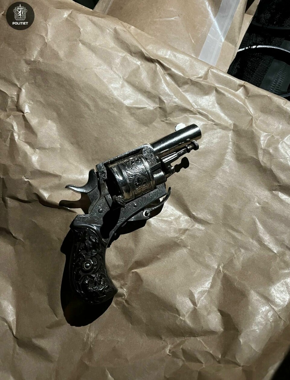 Politiet pågrep lørdag kveld en 17-åring som hadde en skarpladd pistol og en kniv på seg i nærheten av Ellingsrudåsen skole. Politiet pågrep lørdag kveld en 17-åring som hadde en skarpladd pistol og en kniv på seg i nærheten av Ellingsrudåsen skole. Handout. Bildet inngår i NTBs tilbud til abonnenter på nyhetsfoto. Bildet skal kun benyttes i forbindelse med angitt sak. Foto: Handout / Politiet / NTB