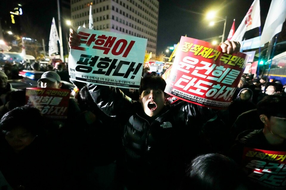 Folk er samlet foran nasjonalforsamlingen i Seoul for å kreve at president Yoon Suk-yeol går av. Folk er samlet foran nasjonalforsamlingen i Seoul for å kreve at president Yoon Suk-yeol går av.