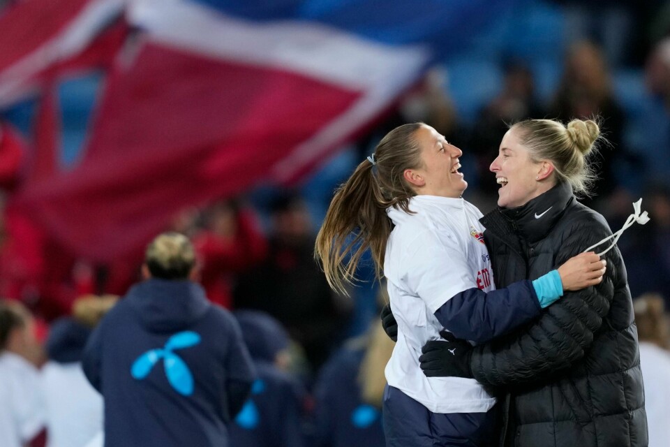 Landslagssjef Gemma Grainger jubler med keeper Cecilie Fiskerstrand etter at Norges fotballkvinner kvalifiserte seg til EM-sluttspillet. Landslagssjef Gemma Grainger jubler med keeper Cecilie Fiskerstrand etter at Norges fotballkvinner kvalifiserte seg til EM-sluttspillet. Foto: Fredrik Varfjell / NTB