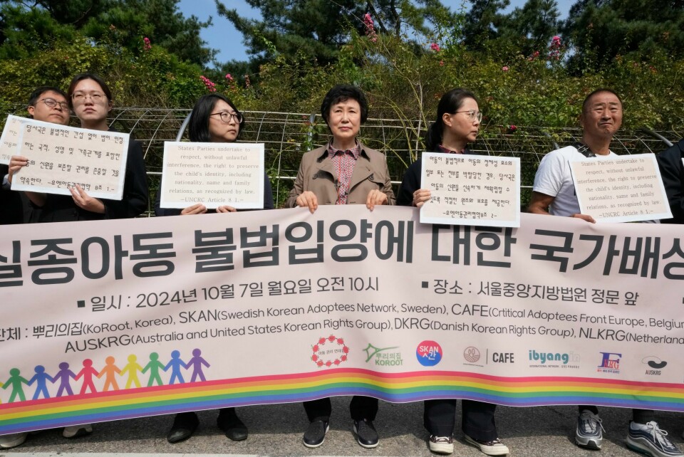 Også den sørkoreanske staten er saksøkt som følge av adopsjoner til Danmark og en rekke andre land. Her krever ofre for praksisen erstatning under en demonstrasjon i Seoul 7. oktober i år. Også den sørkoreanske staten er saksøkt som følge av adopsjoner til Danmark og en rekke andre land. Her krever ofre for praksisen erstatning under en demonstrasjon i Seoul 7. oktober i år. Foto: Ahn Young-joon / AP / NTB