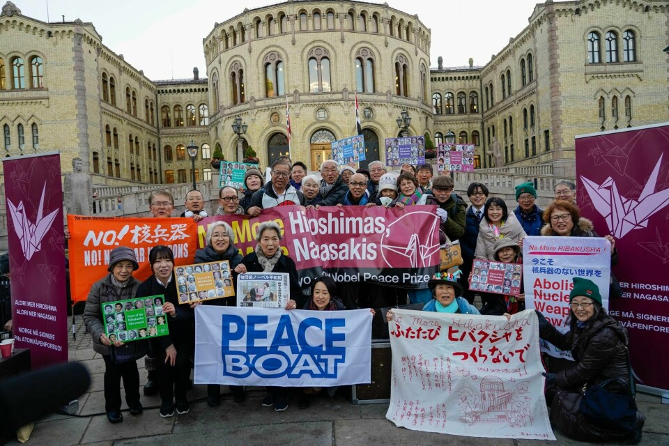 Anti-atomvåpen-demonstrasjon i regi av Ican Norge, og utdeling av papirtraner utenfor Stortinget. Papirtraner er et symbol på kampen mot atomvåpen og representerer organisasjonen Nihon Hidankyo, som er årets fredsprisvinner. Nihon Hidankyo