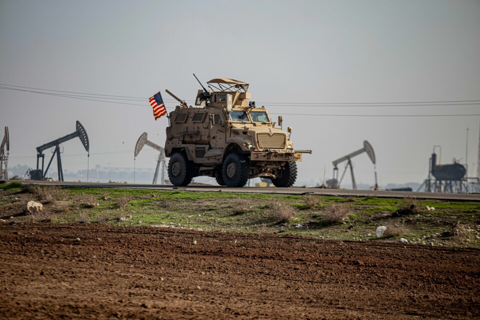 Amerikanske styrker i Syria beskytter flere av landets oljefelt, som her i Qamishli-området. Et amerikansk militærkjøretøy utenfor den kurdiskkontrollerte byen Qamishli i Nord-Syria i desember i år. USA støtter de kurdiske styrkene i Nord-Syria i kampen mot IS. Foto: Baderkhan Ahmad / AP / NTB