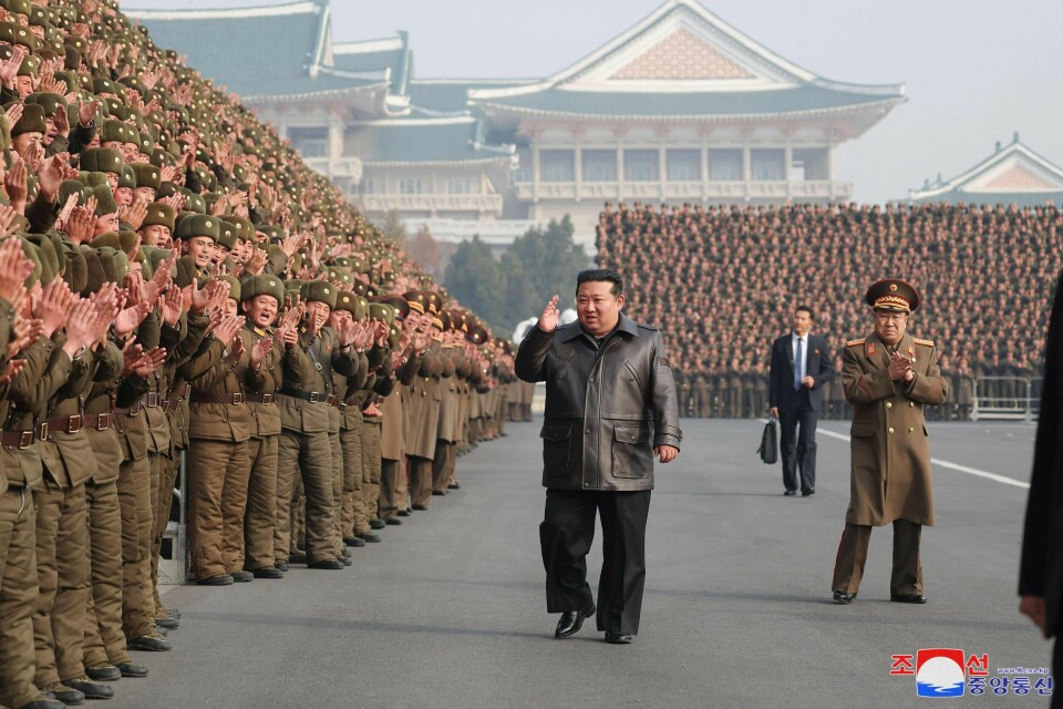 Nord-Koreas leder Kim Jong-un har sendt tusenvis av soldater til Russland på den russiske presidenten Vladimir Putins oppfordring. Nord-Koreas leder Kim Jong-un har sendt tusenvis av soldater til Russland på den russiske presidenten Vladimir Putins oppfordring.