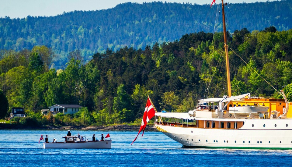 Det danske flagget pryder kongeskipet som i mai brakte det danske kongeparet på norgesbesøk. Det danske flagget pryder kongeskipet som i mai brakte det danske kongeparet på norgesbesøk. Foto: Ole Berg-Rusten / NTB