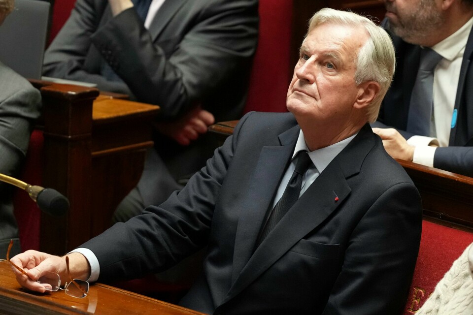 Frankrikes statsminister Michel Barnier og hans regjering ble felt i mistillitsavstemningen i den franske nasjonalforsamlingen onsdag. Frankrikes statsminister Michel Barnier risikerer jobben ved å tvinge gjennom regjeringens budsjettforslag. Foto: Michel Euler / AP / NTB