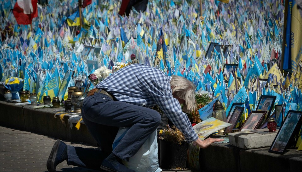 Et hav av små flagg i sentrum av Kyiv markerer ukrainske soldater som er drept i krigen. Et hav av små flagg i sentrum av Kyiv markerer ukrainske soldater som er drept i krigen. Foto: AP / NTB