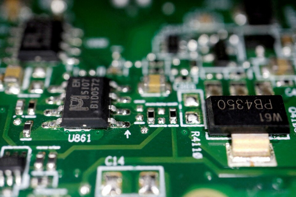 De elektroniske portene på en halvleder montert på et kretskort kan måles i nanometer - det vil si en milliarddel av en meter. Produksjonen av disse er derfor uhyre komplisert. Det vil si at noen av dem er mindre enn et biologisk virus. De elektroniske portene på en halvleder montert på et kretskort kan måles i nanometer - det vil si en milliarddel av en meter. Produksjonen av disse er derfor uhyre komplisert. Det vil si at noen av dem er mindre enn et biologisk virus.