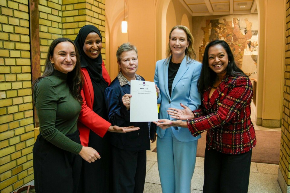 F.v.: Seher Aydar (Rødt), Marian Hussein (SV), Siv Mossleth (Sp), Sandra Bruflot (H) og Kamzy Gunaratnam (Ap), samlet om den nye abortloven. Sandra Bruflot