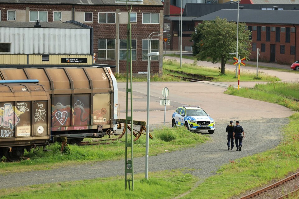 To mindreårige jenter er mistenkt for å ha drept en 14 år gammel jente i Landskrona i Sverige. Jenta ble funnet utendørs av en politipatrulje like over midnatt tirsdag. To mindreårige er mistenkt for å ha drept en 14 år gammel jente i Landskrona i Sverige. Jenta ble funnet utendørs av en politipatrulje like over midnatt tirsdag. Foto: Anders Bjurö / TT / NTB
