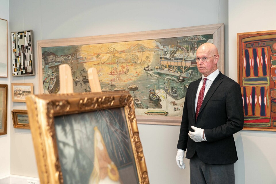 Det er Grev Wedels Plass Auksjoner som står for auksjonen, som skjer i Gamle Logen i Oslo. Her er kunstekspert Hans Richard Elgheim, som leder auksjonen. Det er Grev Wedels Plass Auksjoner som står for auksjonen, som skjer i Gamle Logen i Oslo. Her er kunstekspert Hans Richard Elgheim, som leder auksjonen.