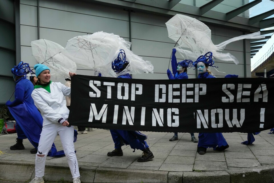 Demonstranter i London protesterer mot gruvedrift på havbunnen. Demonstranter i London protesterer mot gruvedrift på havbunnen. Foto: AP / NTB