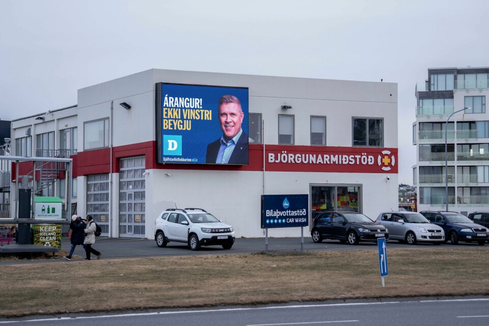 En valgplakat med bilde av statsminister Bjarni Benediktssons i Reykjavik. Meningsmålingene tyder ikke på at Benediktsson får fortsette etter valget. En valgplakat med bilde av statsminister Bjarni Benediktssons i Reykjavik. Meningsmålingene tyder ikke på at Benediktsson får fortsette etter valget. Foto: Marco Di Marco / AP / NTB
