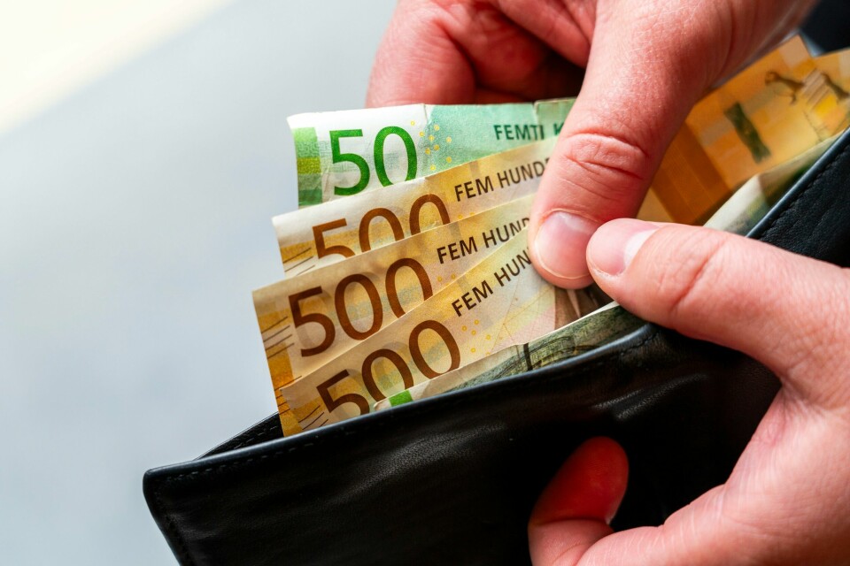 Kunder i Norge skal ha rett til å betale med kontanter. Det vedtok Stortinget torsdag. Ifølge ferske tall fra Statistisk sentralbyrå økte antallet personer med lavinntekt med 18.600 personer i 2022, sammenlignet med året før. Illustrasjonsfoto: Gorm Kallestad / NTB
