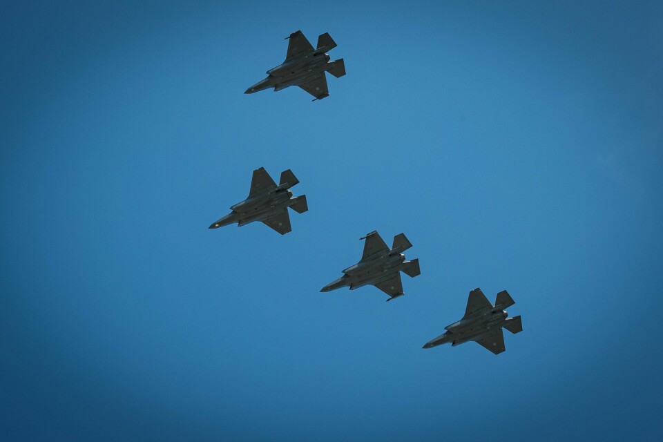 Norge sender om lag 100 soldater, Nasams luftvern og F-35-kampfly til Polen om få dager for å bidra til beskyttelse av det viktigste knutepunktet for transport av materiell inn i Ukraina. Bildet viser F-35-jagerfly over Oslo under markeringen av frigjøringsdagen 2022. Fire av Norges F-35-føy over Oslo under markeringen av Frigjøringsdagen 8. mai i år. Foto: Alf Simensen / NTB