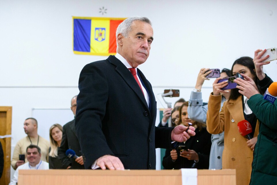 Calin Georgescu, som overraskende vant første runde i presidentvalget i Romania, avlegger sin stemme i Mogosoaia under valget på ny nasjonalforsamling 1. desember. Hans framgang på Tiktok anses som en sentral årsak til suksessen. Calin Georgescu, som overraskende vant første runde i presidentvalget i Romania, avlegger sin stemme i Mogosoaia under valget på ny nasjonalforsamling 1. desember. Hans framgang på Tiktok anses som en sentral årsak til suksessen. Foto: Alexandru Dobre / AP / NTB