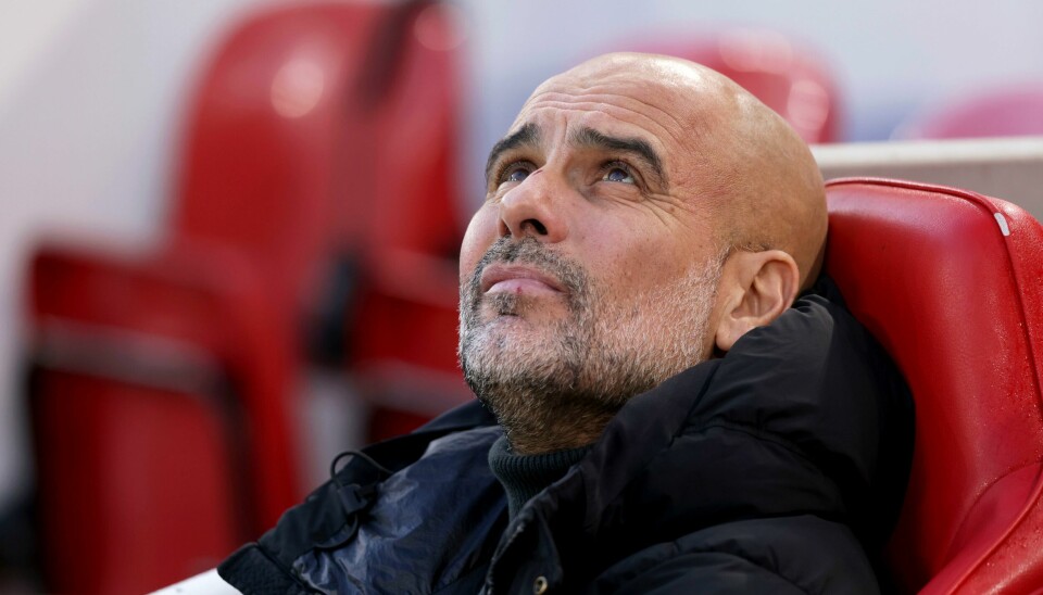 Manchester City-sjef Pep Guardiola kan håpe at høyere makter hjelper laget tilbake på vinnersporet. Det er langt opp til Liverpool på tabellen for Pep Guardiola og Manchester City. Foto: Ian Hodgson / AP / NTB