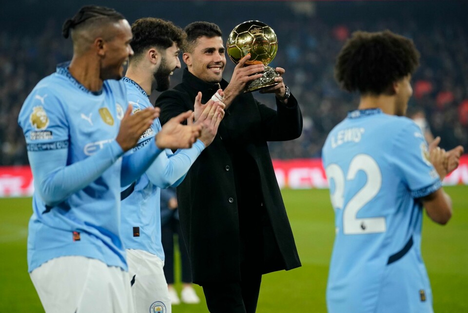 Rodri (midten) viser fram beviset på at han vant årets Ballon d'Or. Rodri (midten) viser fram beviset på at han vant årets Ballon d'Or. Foto: Dave Thompson / AP / NTB