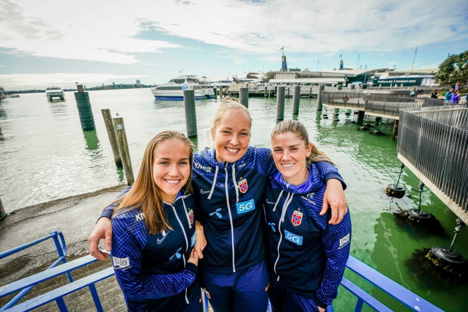 Maren Mjelde (til høyre) og Aurora Mikalsen (i midten) er på klubbjakt. Maren Mjelde (til høyre) og Aurora Mikalsen (i midten) er på klubbjakt. Foto: Lise Åserud / NTB