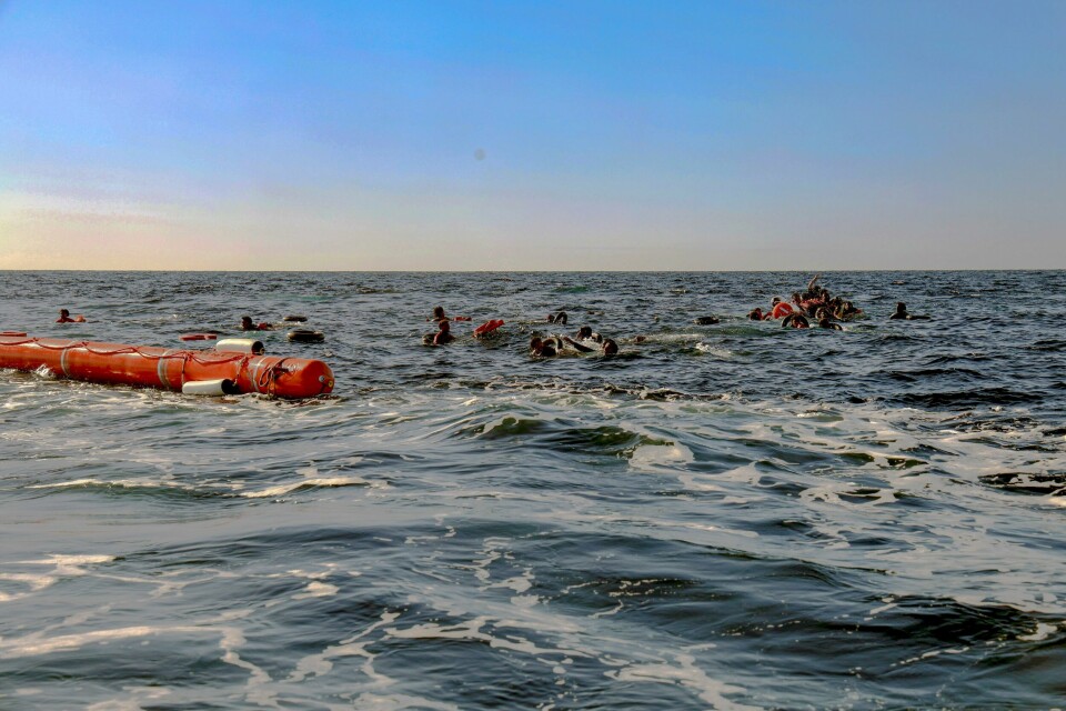Migranter fotografert under en redningsoperasjon utført av Leger Uten Grenser i Middelhavet. Organisasjonen stanser redningsarbeidet med det norskeide skipet Geo Barents på grunn av italienske lover og regler. Titalls migranter ble hentet opp fra sjøen av Leger Uten Grenser etter at væpnede menn hadde bortført kvinner og barn fra en migrantbåt i havsnød. Foto: Stefan Pejovic / Leger Uten Grenser / AP / NTB
