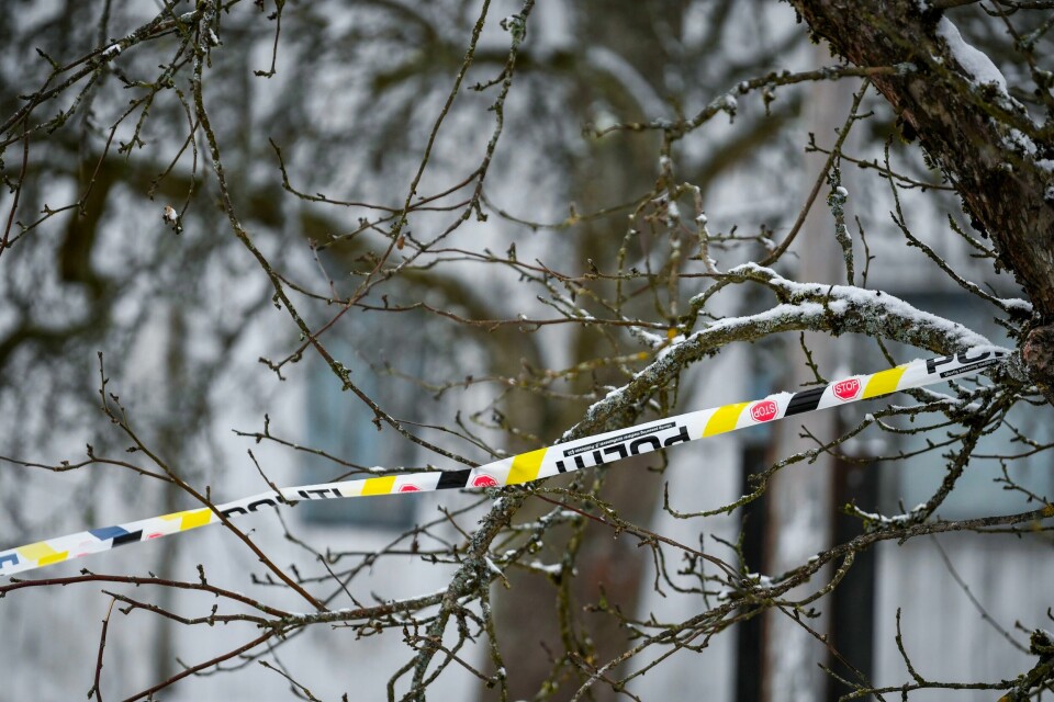 Politiet ble lørdag varslet om at en kvinne og en mann var døde i en bolig i Ski. En kvinne er siktet for å ha drept de to. Den drapssiktede kvinnen har erkjent straffskyld for å ha drept sin egen mor og bror, som ble funnet døde i en bolig i Ski lørdag. Foto: Annika Byrde / NTB