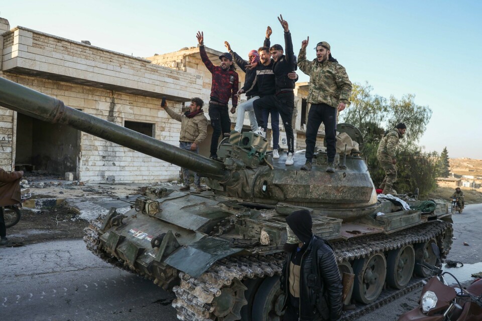Opposisjonelle syrere står på toppen av en av stridsvognene som den syriske regjeringshæren har mistet i Maarat al-Numan sørvest for Aleppo lørdag. Foto: Omar Albam / AP / NTB Opposisjonelle syrere står på toppen av en av stridsvognene som den syriske regjeringshæren har mistet i Maarat al-Numan sørvest for Aleppo lørdag. Foto: Omar Albam / AP / NTB