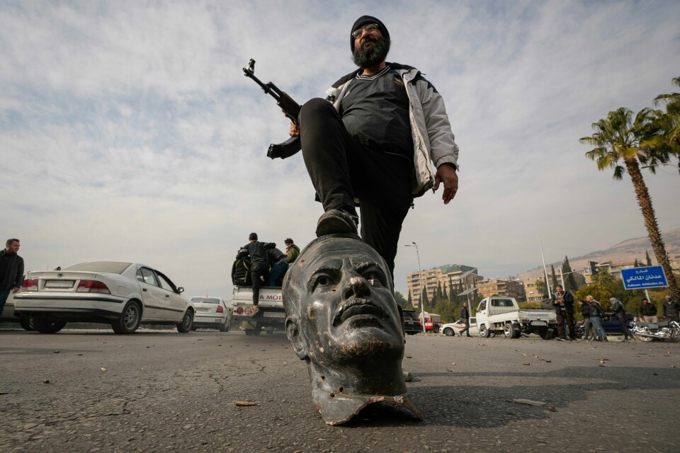 En syrisk opprørere tråkker på hodet til en ødelagt statue av Syrias tidligere president Hafez al-Assad i Damaskus. En syrisk opprørere tråkker på hodet til en ødelagt statue av Syrias tidligere president Hafez al-Assad i Damaskus. Foto: AP / NTB